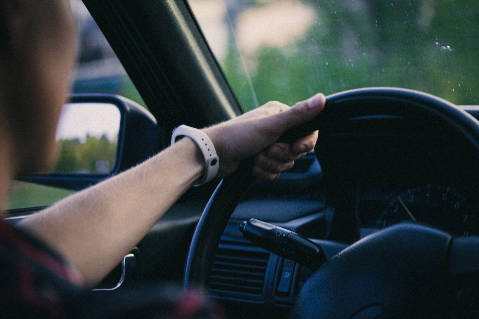 A man holding a steering wheel heading to an auto repair technician in Bossier City