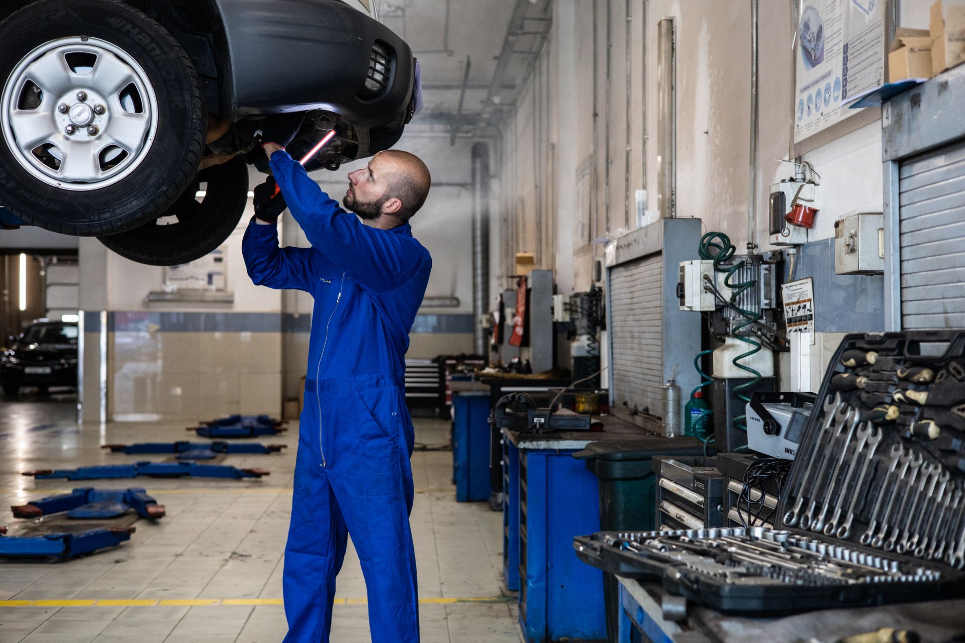Technician in an auto repair shop in Bossier City checking a vehicle