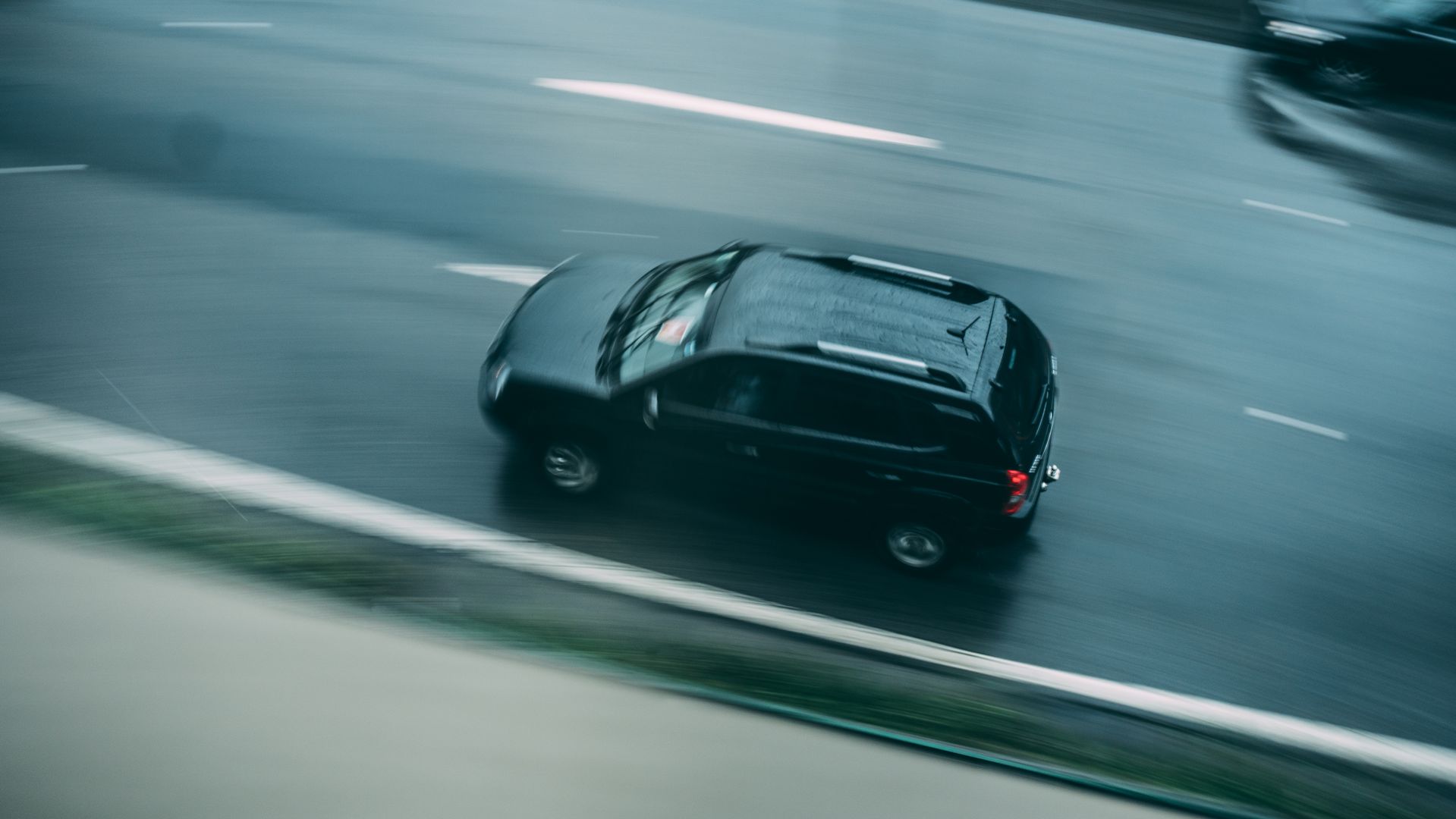 A vehicle on a highway heading toward a car repair shop in Bossier City
